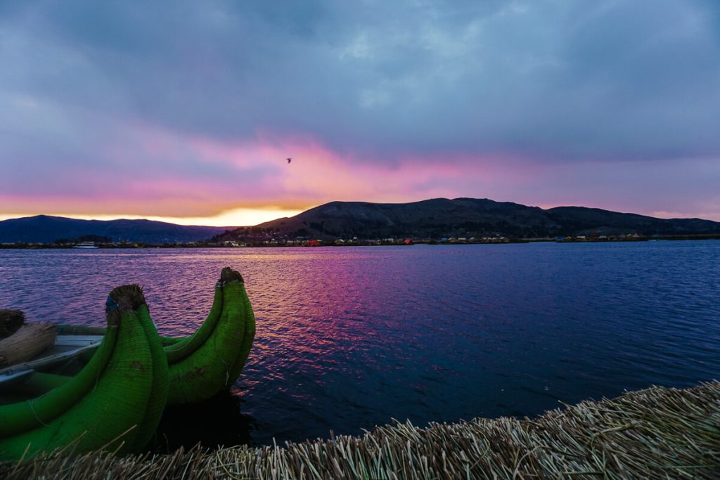 Zonsondergang op Titicaca meer in Peru.